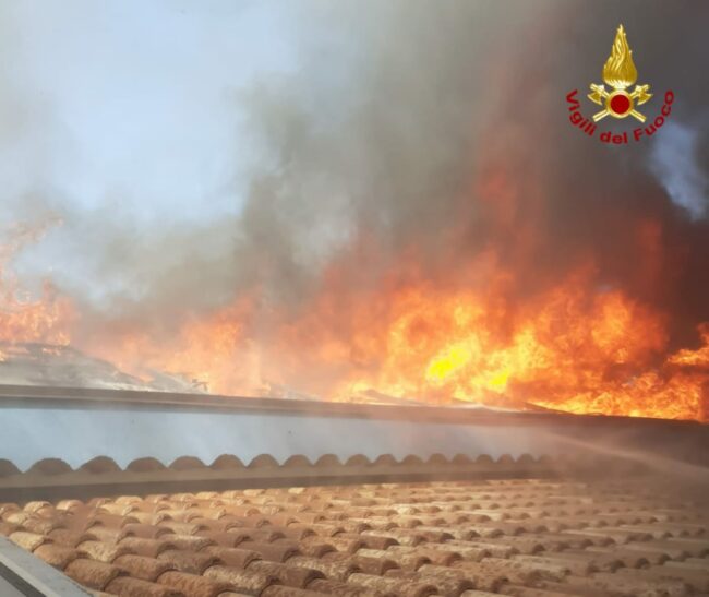 Paura a Santa Tecla, incendio in una villetta: distrutti pannelli fotovoltaici e tetto – FOTO