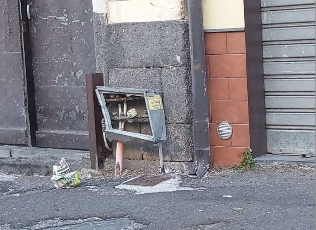 Centraline divelte e scoperte, pericolo per l’incolumità dei pedoni del quartiere Borgo-Sanzio – LE FOTO