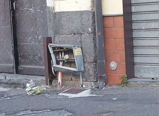 Centraline divelte e scoperte, pericolo per l’incolumità dei pedoni del quartiere Borgo-Sanzio – LE FOTO Centraline divelte e scoperte, pericolo per l’incolumità dei pedoni del quartiere Borgo-Sanzio – LE FOTO