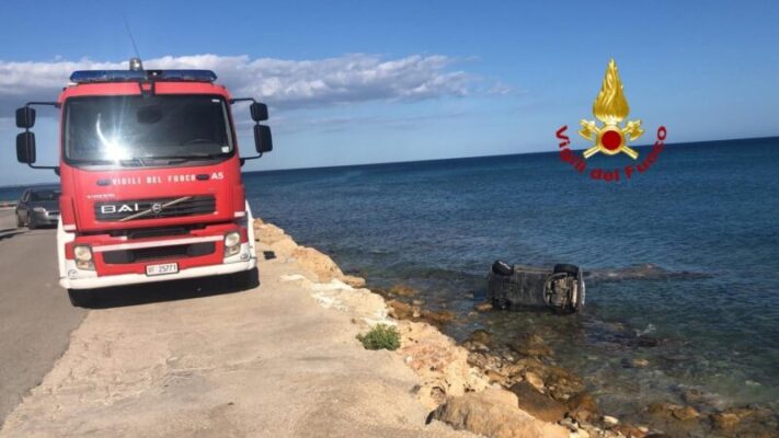 Dramma al lungomare, auto finisce in mare: conducente illeso nuota fino alla riva – LE FOTO