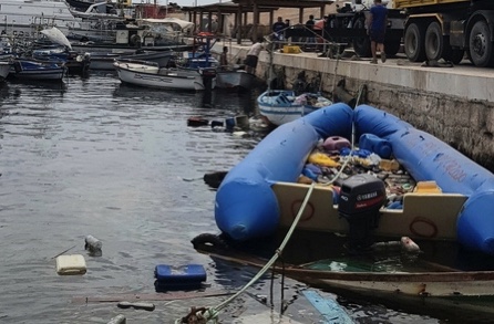 Imbarcazioni dei migranti all’interno del porto di Lampedusa: il sindaco Martello chiede lo stato di calamità