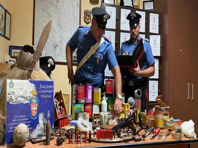 Coltelli, pistola e palla di cannone in casa e in un deposito: denunciati 3 anziani