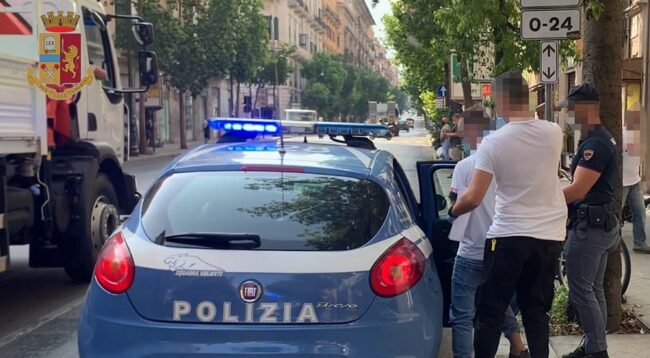 Rapine in pieno centro storico, malviventi puntavano il coltello e chiedevano soldi e cellulari: arrestati due giovani