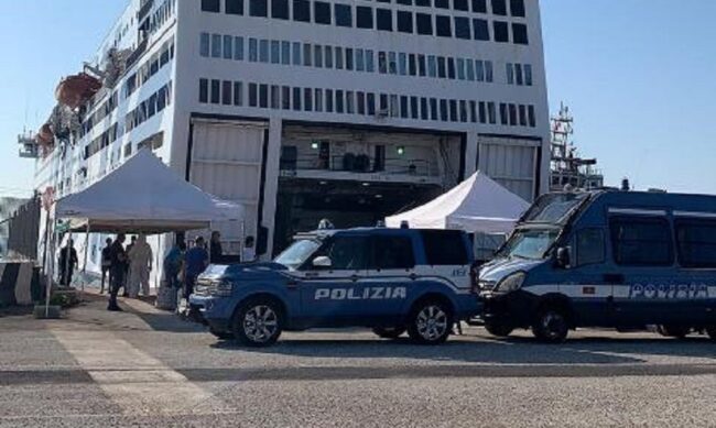 Sbarcano dalla nave “Azzurra”, ma li attende la polizia: arrestati 5 immigrati con alle spalle ordine di espulsione e carcerazione