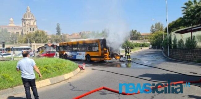 Catania, autobus Amt in fiamme in piazza Borsellino: fumo e vigili del fuoco in azione – VIDEO
