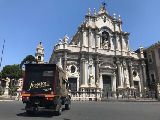 Catania protagonista su Italia 1: Roberto Giacobbo racconta la storia di Sant’Agata su “Freedom – Oltre il confine”