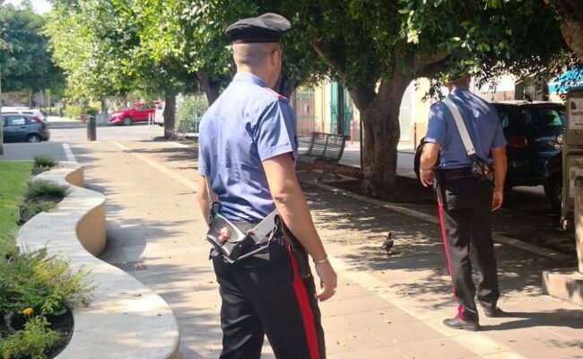 Puliva parco del Catanese, malviventi gli rubano il telefono: la vittima riconosce il ladro con una fotografia