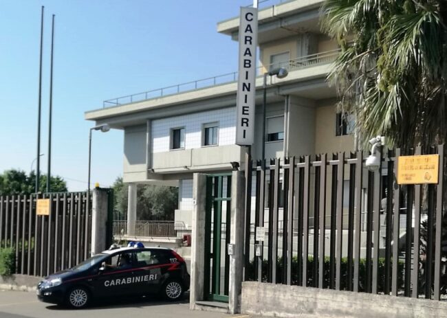 Viagrande, un “inferno” in casa: genitori costretti a fuggire, arrestata 23enne madre di tre figli