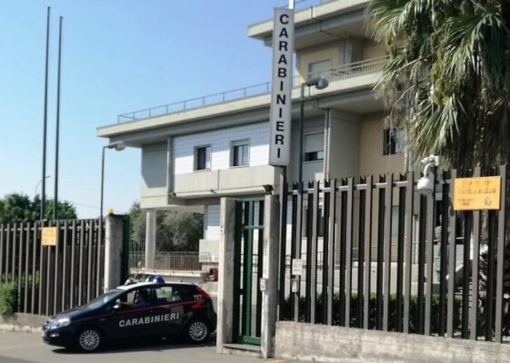 Viagrande, un “inferno” in casa: genitori costretti a fuggire, arrestata 23enne madre di tre figli