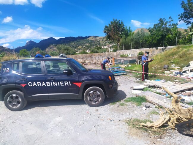 Discarica abusiva in area demaniale vicino a torrente: due uomini denunciati, area sequestrata