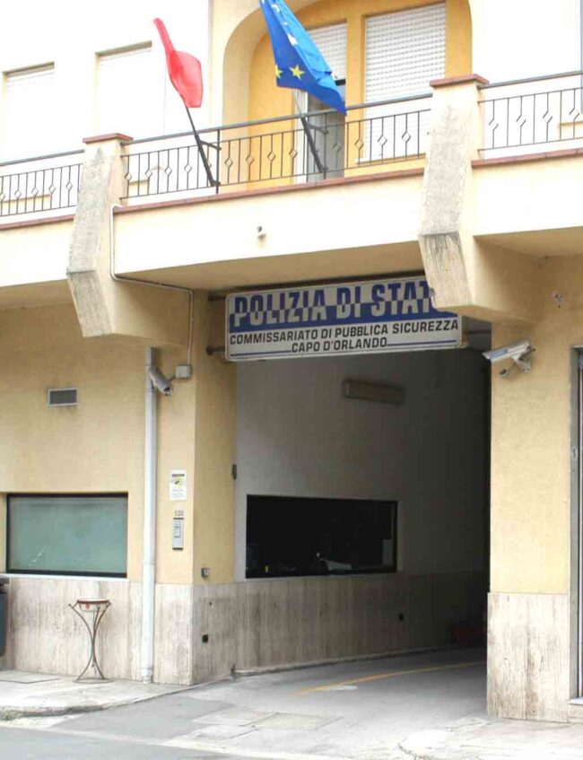 Importunano ragazze sedute al tavolo vicino, 38enne mostra il sedere: scoppia una rissa, 4 denunciati