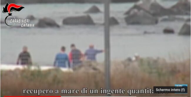 L’omicidio, le estorsioni e lo spaccio da milioni di euro: così operava il gruppo di Riposto dei Santapaola-Ercolano