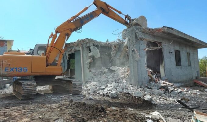 Demolizione in corso nel Catanese, ruspe pronte ad abbattere edifici senza concessione edilizia: la prima una villetta