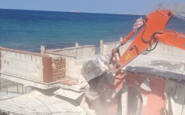 Edifici abusivi al lungomare, ruspe in azione per la demolizione – FOTO