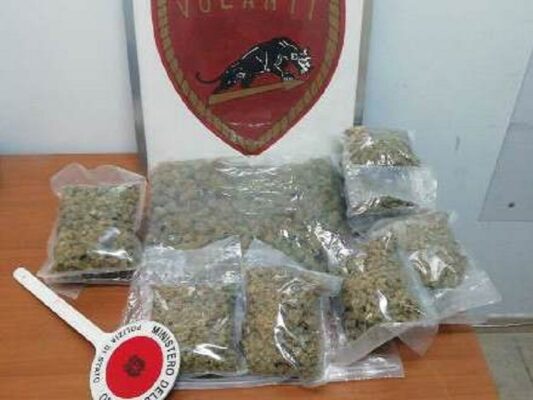 Nervoso al controllo degli agenti, viene trovato con 2 chili di marijuana in auto