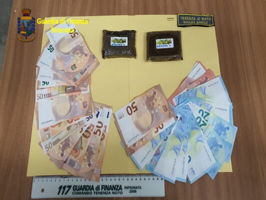 Si apparta con un amico con hashish e denaro, scatta l’inseguimento: un arresto