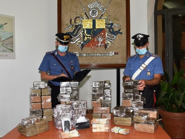 Sorpresi dai carabinieri mentre confezionano hashish negli uffici di una struttura sportiva: in carcere 3 persone