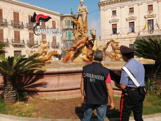 Turisti inglesi fanno il bagno nella fontana di Diana e spezzano alluce alla statua di Aretusa: denunciati