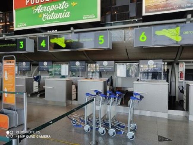 Tratta un prezzo sul peso in più dei bagagli all’aeroporto di Catania con un passeggero: denunciato dipendente