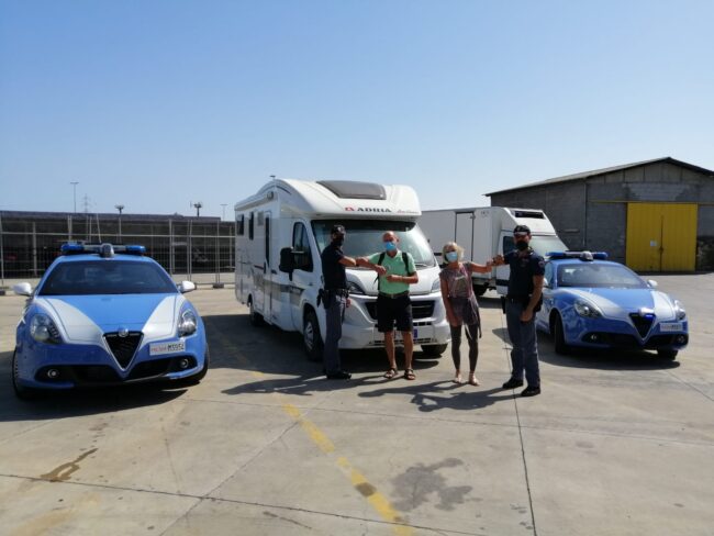Catania, alla Playa rubato il camper a due turisti bergamaschi: beccato il ladro, mezzo restituito