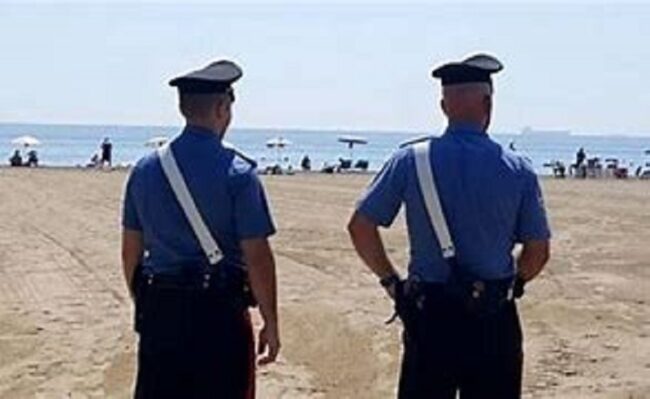 Ruba lo zaino di un minorenne in spiaggia ma viene bloccato dai carabinieri: arrestato 27enne