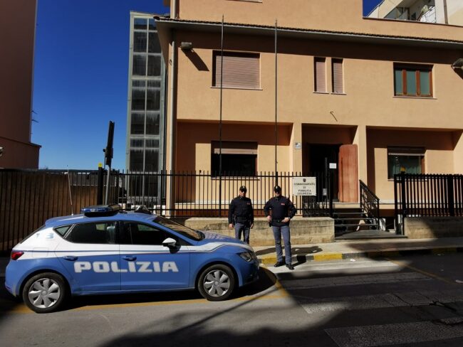 Ruba auto a un uomo e scappa appena lui le chiede informazioni: ai domiciliari una 40enne