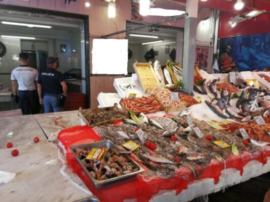 Gravi irregolarità in una pescheria, sequestrati oltre 200 chili di merce: titolare multato