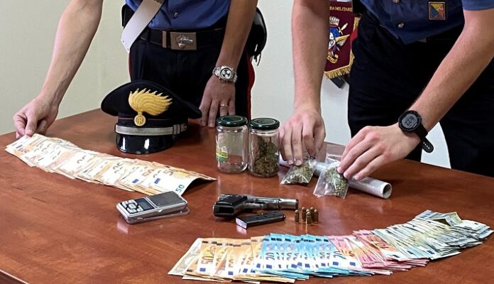 Marijuana e arma da sparo rubata in casa, droga anche nell’autolavaggio: arrestati coniugi