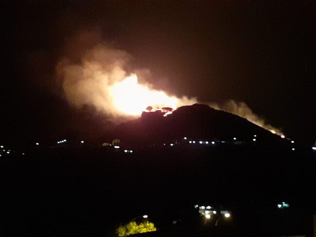 La Sicilia brucia, l’isola devastata dagli incendi dolosi. WWF: “Siamo sotto attacco di delinquenti”