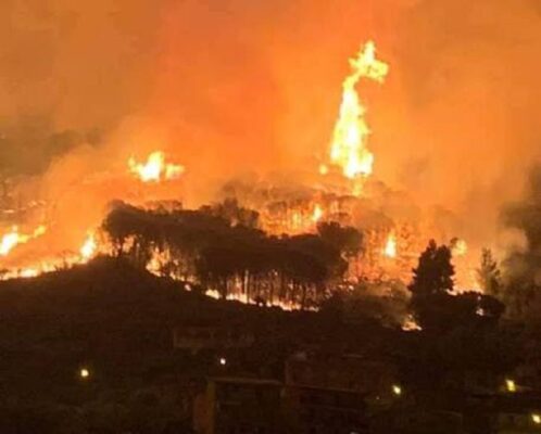 Le meraviglie siciliane deturpate dagli incendi. Lipari avvolta dalle fiamme: abitazioni in pericolo