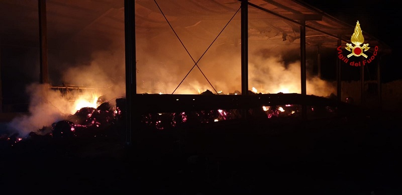 Incendio in un fienile nel Catanese, oltre 400 balle di fieno in fiamme: non si esclude la pista dolosa – FOTO