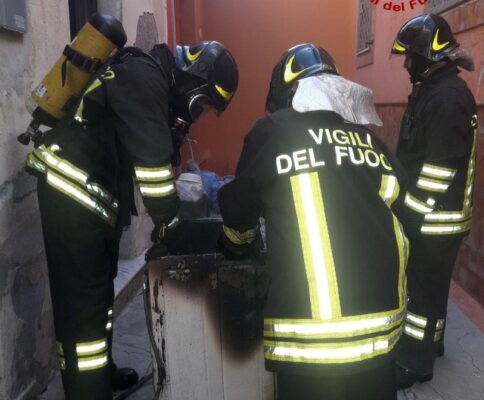 Paura nel Catanese, lavatrice prende a fuoco in casa: le FOTO dell’intervento dei pompieri