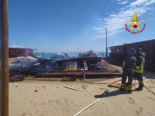 Incendio a Vaccarizzo, in fiamme cabine del lido “Las Vegas”: inviate autobotti di rincalzo