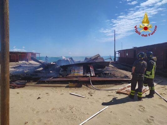 Incendio a Vaccarizzo, in fiamme cabine del lido “Las Vegas”: inviate autobotti di rincalzo