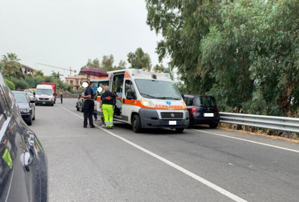 Traffico bloccato sulla SS 114, tamponamento tra 4 auto ad Acireale: ambulanza e agenti sul posto