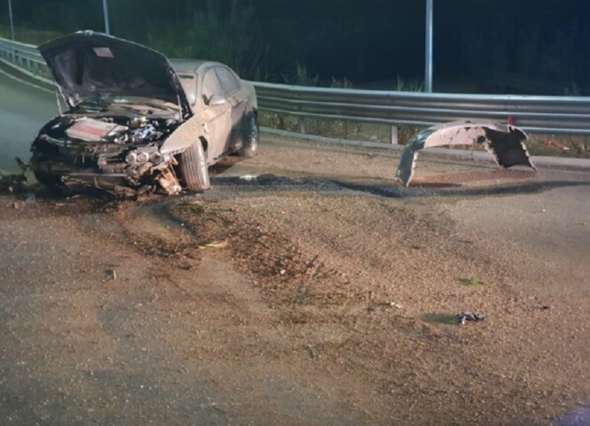 Impatto violento e auto distrutta, conducente finisce contro una rotatoria: un uomo in codice rosso