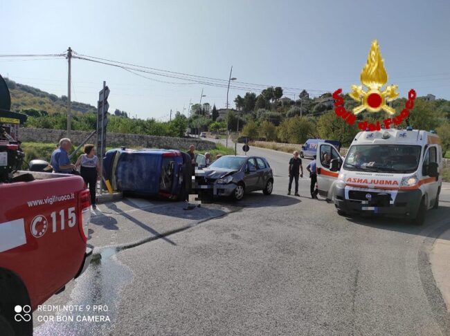 Doppio scontro e paura in strada, coinvolte 4 auto in due incidenti: tre persone ferite – FOTO