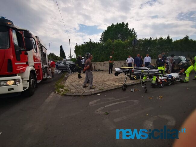 Violento scontro frontale tra Volkswagen e Mercedes nel Catanese: registrati feriti, intervenuto elisoccorso