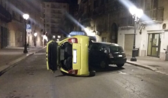 Colpisce un’auto in sosta e si ribalta: incidente nella notte in corso Umberto