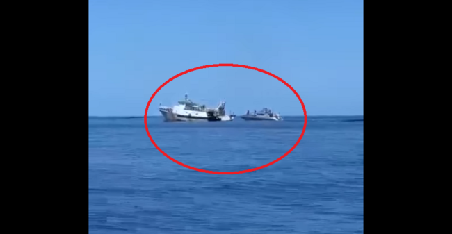 Inseguimento e spari in mezzo al mare: Finanza blocca un peschereccio tunisino, trovato stupefacente – VIDEO