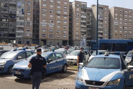 Controlli nei quartieri di Catania, quattro denunciati: sequestro di soldi, droga e armi