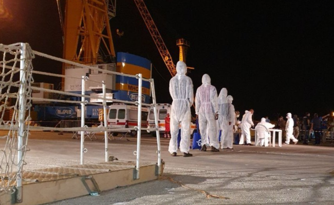 Fine dell’odissea per i migranti a bordo della Mare Jonio, effettuato sbarco a Pozzallo per motivi sanitari