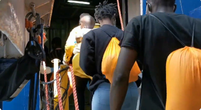 Sea Watch 4 a Palermo, migranti trasferiti sulla nave quarantena Allegra