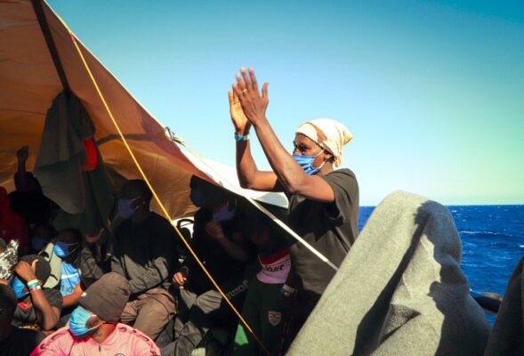 Migranti, arriva la comunicazione dell’Ong. In 353 verso Palermo: “Verranno messi in quarantena” Migranti, arriva la comunicazione dell’Ong. In 353 verso Palermo: “Verranno messi in quarantena”