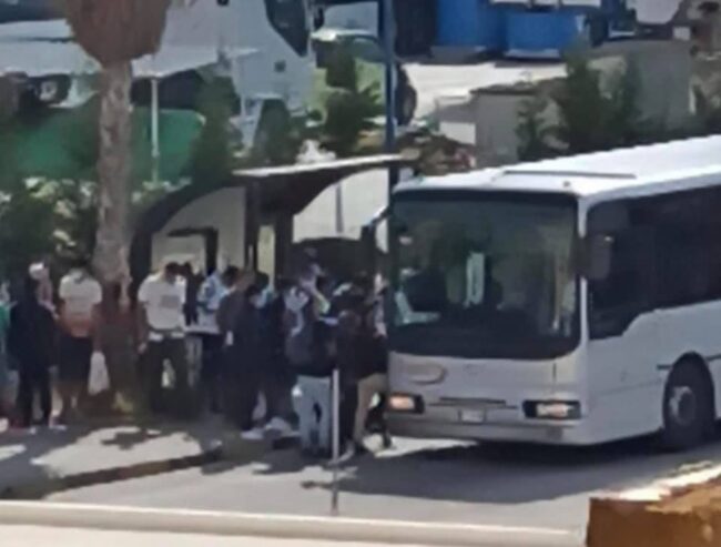 Migranti, autobus occupati e proteste in città. Sindaco Carmina: “Interpellato il Prefetto”