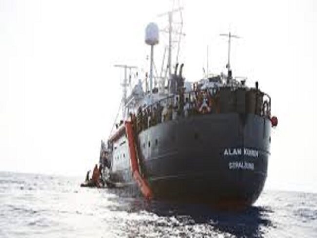 Caos migranti, evacuazione medica dalla Alan Kurdi per due minori: sbarcate 8 persone