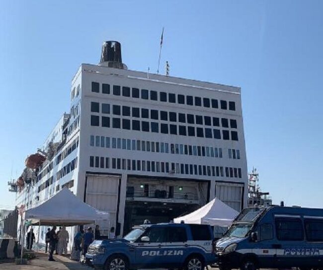 Migranti positivi in protesta contro la quarantena: scoppia la rivolta sulla nave “Azzurra”