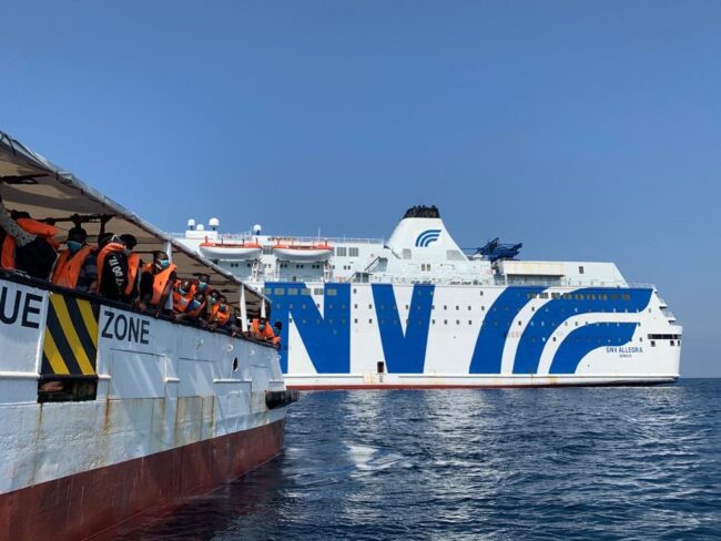 Migranti, oltre 1.200 nell’hotspot di Lampedusa: pronto il trasferimento sulla nave “Allegra”
