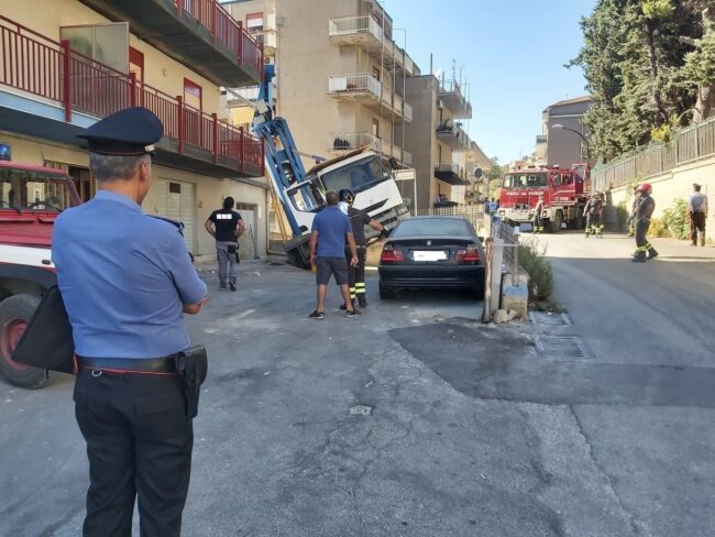 Elevatore sprofonda in strada, lavoratore miracolosamente vivo dopo un volo di 15 metri