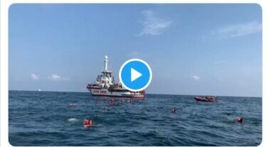 Tensione al largo di Palermo, migranti Open Arms si gettano in mare: gesto disperato anche a costo della vita